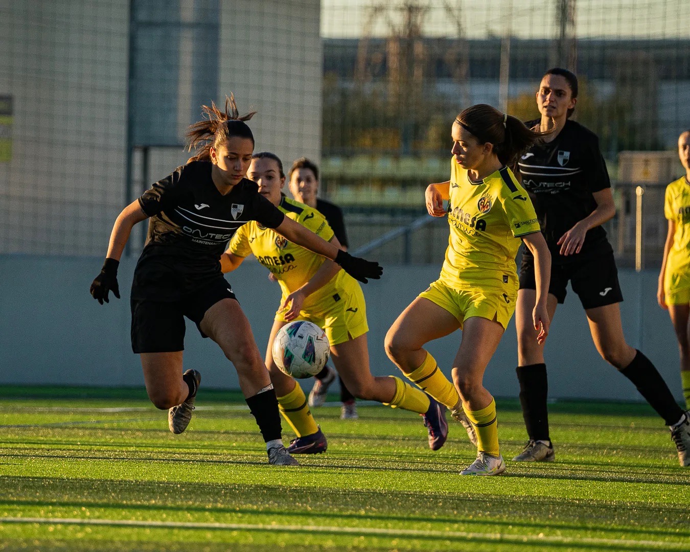 Jugadores disputándose el balón en un partido